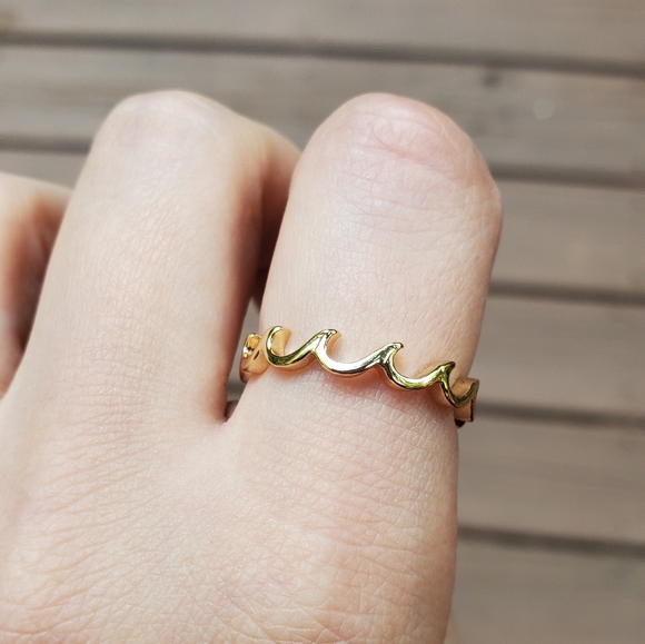NWOT Dainty Gold Wave Ring - Picture 8 of 8